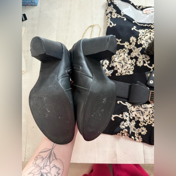 LulaRoe Nicole Elegant Collection with Matching Tights, jewelry, & belt - Picture 16 of 16